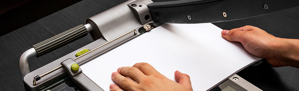 Massicot, rogneuse, cisaille... Comment choisir son instrument de coupe ?
